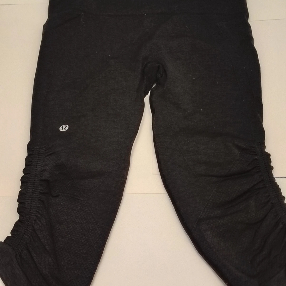Lululemon Ebb To Street Ruched Cropped Black Yoga Leggings in size 6